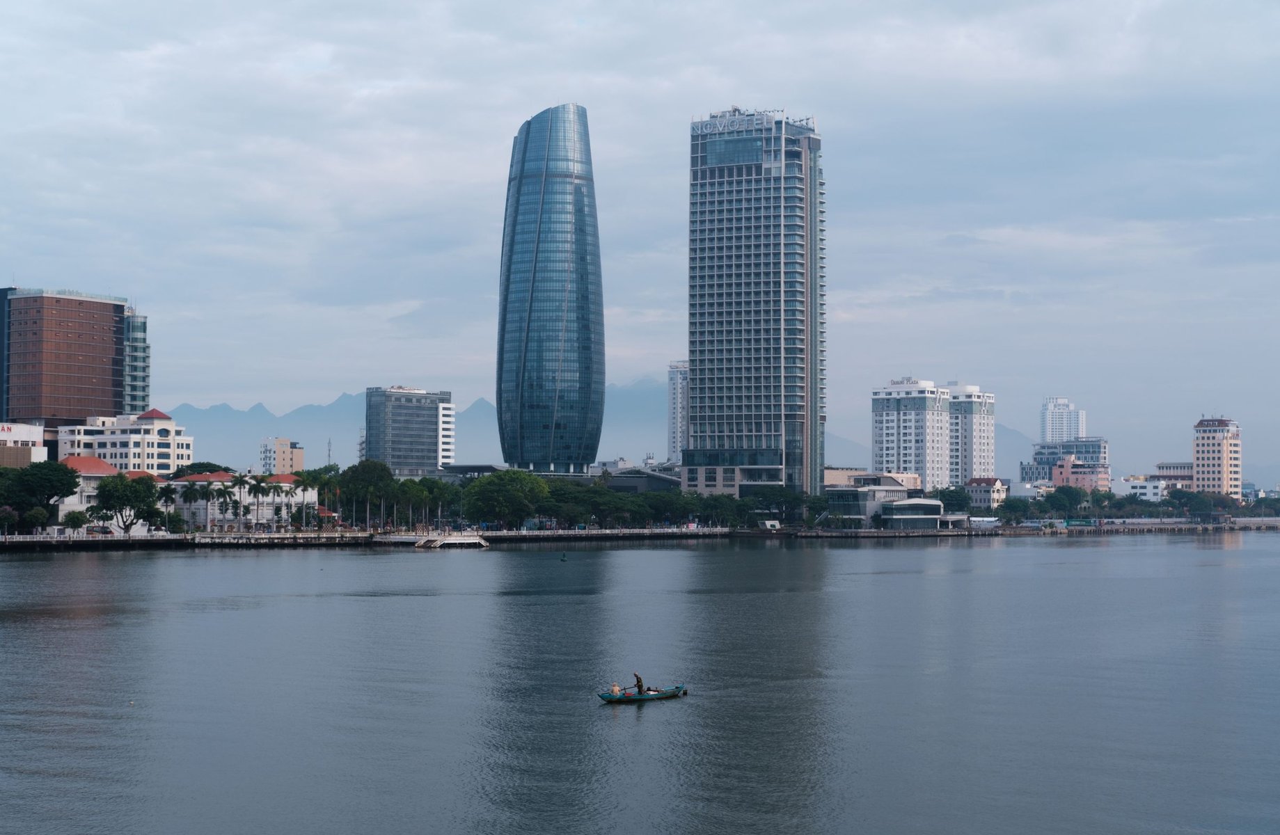 ベトナムの都市と川の風景